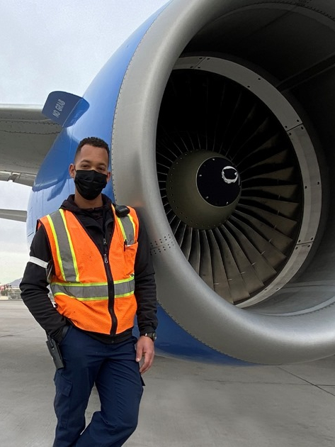 ground-operations-employee-by-airport
